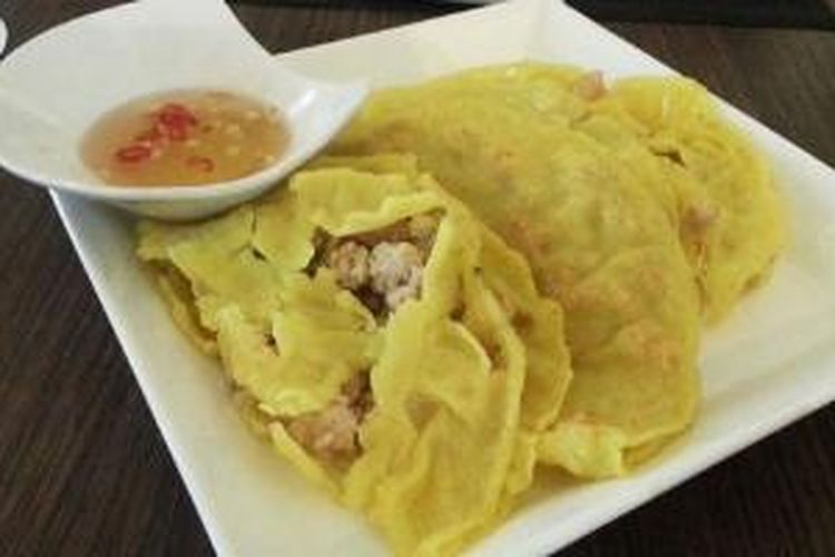 Banh Xeo, sajian sejenis pancake dengan isian ayam, udang serta sayuran yang dilengkapi dengan saus Nuoc Cham.