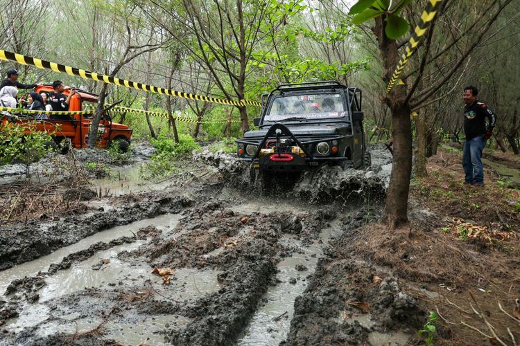 Wisata Offroad Hutan Cemara Pakal terletak di Kawasan Pakal, Surabaya Barat, tidak jauh dari ikon kota Stadion Gelora Bung Tomo (GBT).