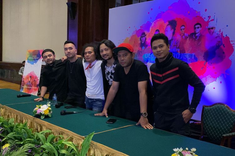 Deolipa Yumara (tengah, berbaju putih) dalam acara konferensi pers konser bertajuk Nyanyian Penyatu Negeri di Hotel Bidakara, Pancoran, Jakarta Selatan, Senin (22/8/2022).