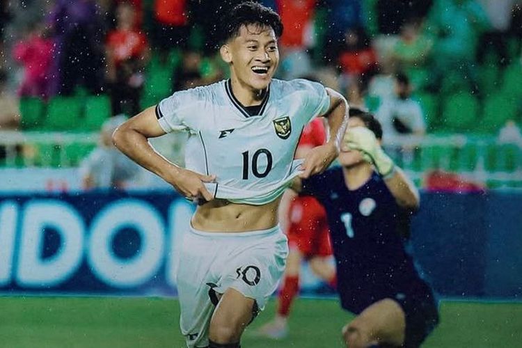 Pemain Timnas U17 Indonesia Mierza Firjatullah selebrasi usai menjebol gawang Tajikistan pada menit ke-34 saat Piala Kemerdekaan 2025 yang berakhir dengan skor 2-2 di Stadion Utama Sumatra Utara, Kabupaten Deli Serdang, Selasa (12/8/2025) malam.