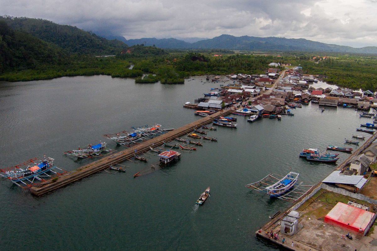 Kampung Nelayan Tarusan, Kecamatan Koto XI, Kabupaten Pesisir Selatan, Sumatera Barat, Kamis (14/5/2015). KOMPAS IMAGES/KRISTIANTO PURNOMO