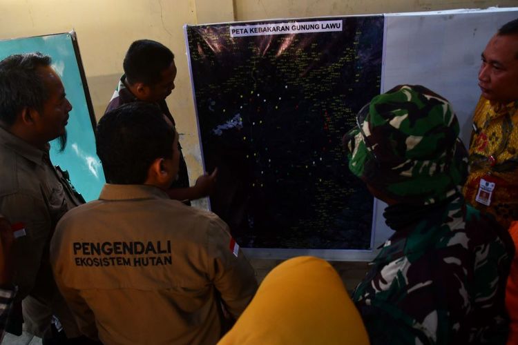 Sejumlalh pejabat daerah mengamati titik api pada peta Gunung Lawu di Posko Penanganan Darurat Karhutla Gunung Lawu 2023 di Ngrayudan, Kendal, Ngawi Jawa Timur, Senin (2/10/2023). Menurut data di Posko Penanganan Darurat Karhutla Gunung Lawu 2023 luas keseluruhan hutan dan lahan yang terbakar di Gunung Lawu sejak 30 Agustus hingga Senin (2/10) sore mencapai 1.100 hektare, dan dari luas tersebut yang terbakar sejak Jumat (29/9) seluas 400 hektare. ANTARA FOTO/Siswowidodo/hp.
