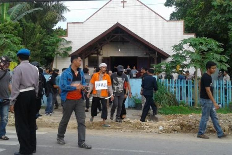 Pelaku utama bom gereja oikumene samarinda memeragakan adegan pengeboman. Kamis, 9/3/2017