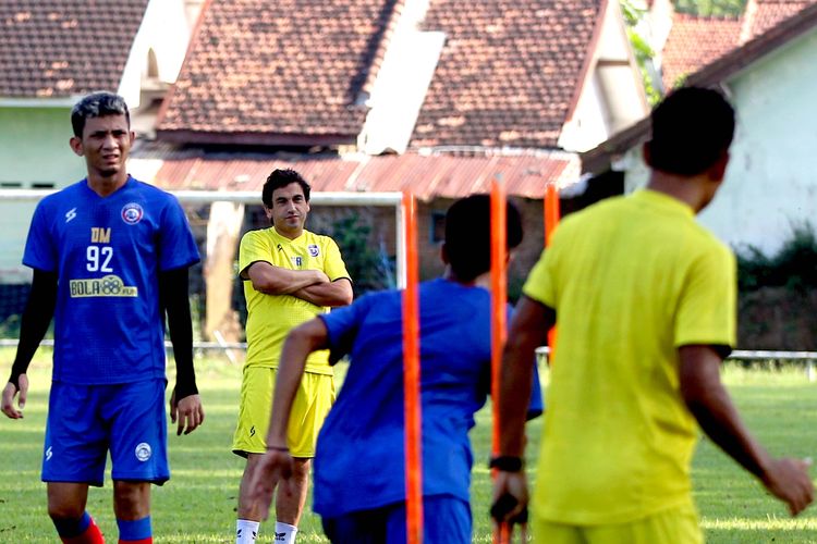 Pelatih Arema FC Eduardo Almeida memimpin latihan rutin untuk persiapan Liga 1 2021 di Lapangan Ketawang Gondanglegi Kabupaten malang, Jawa timur, Jumat (28/05/2021) pagi.