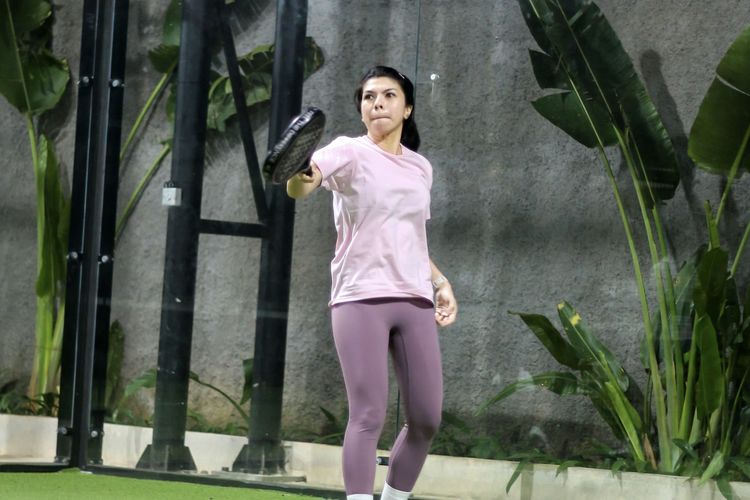 Sasti Emanuela (39) bekerja sebagai business development di salah satu perusahaan dan rutin menyisihkan waktunya untuk bermain padel.