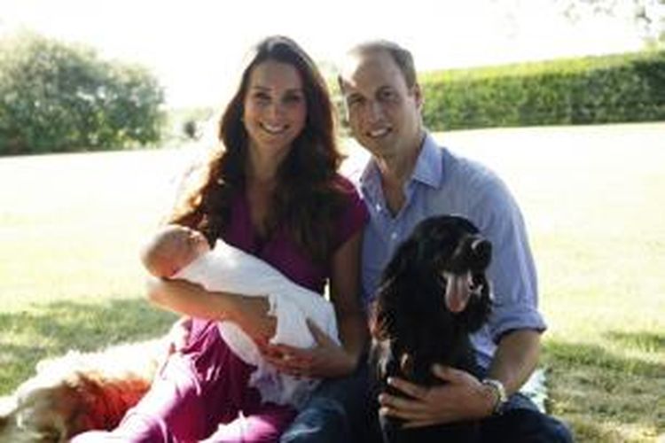 Kate Middleton dan Pangeran William berpose dengan anak pertama mereka, George.