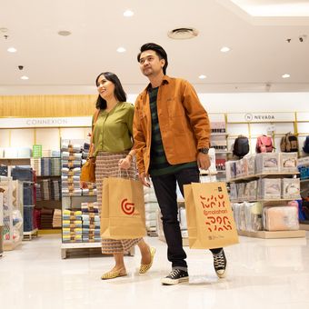 Ilustrasi warga berbelanja di Matahari Department Store.