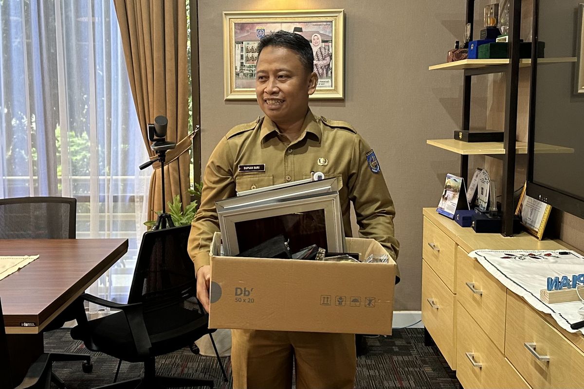 Bakal calon wali kota (Bacawalkot) Depok, Supian Suri mengemas barang-barang pribadinya di ruang Sekretaris Daerah (Sekda) Kota Depok, Senin (3/6/2024). 