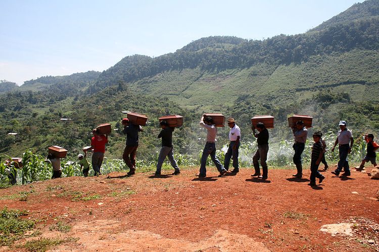 Warga Guatemala membawa peti jenazah keluarga mereka yang menjadi korban dalam perang saudara.