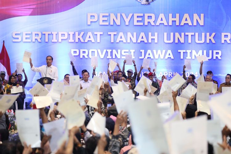 Presiden Jokowi saat meminta warga Banyuwangi menunjukkan sertifikat tanah elektronik yang diterimanya, Selasa (30/4/2024)