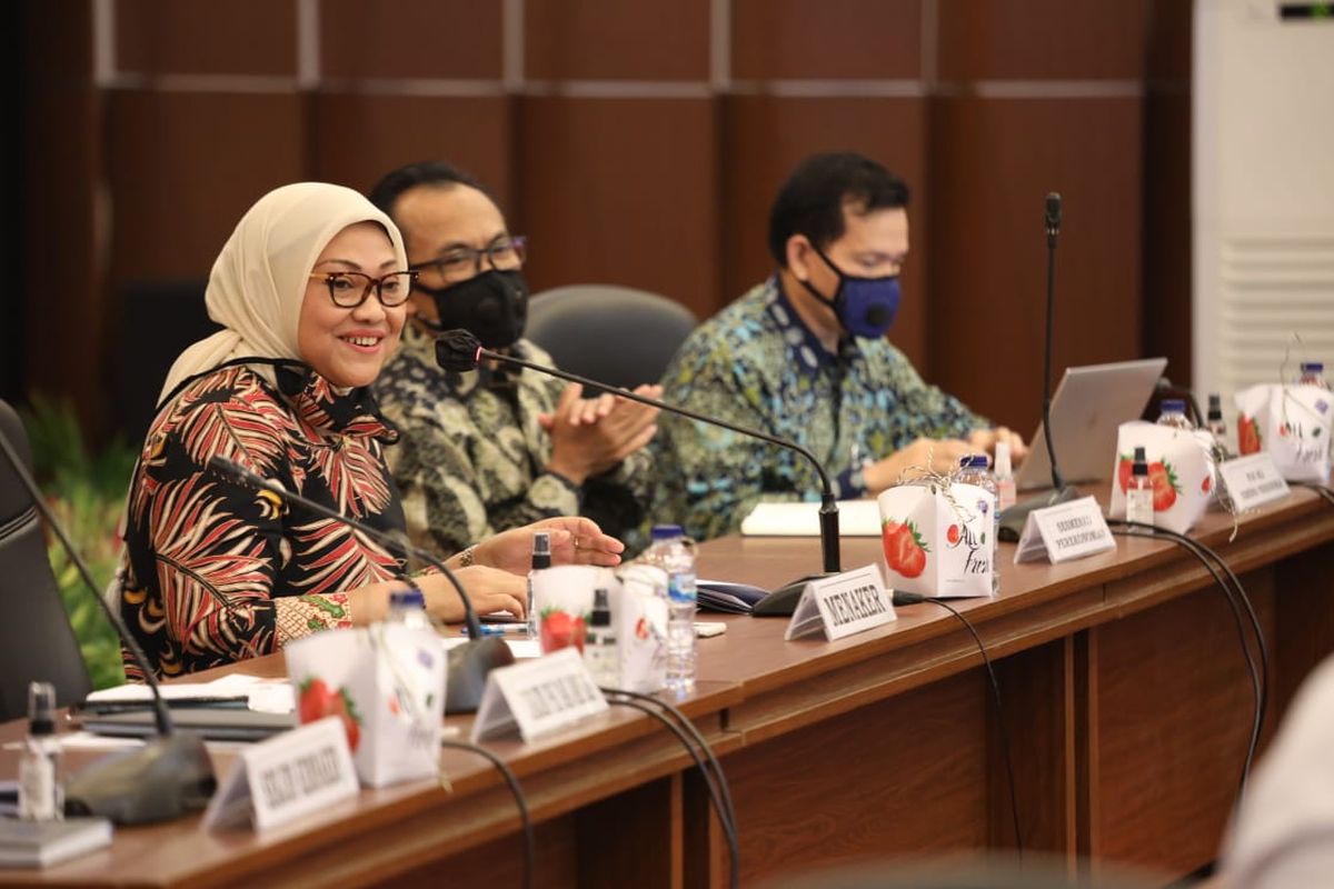 Menteri Ketenagakerjaan Ida Fauziyah usai membahas RUU Cipta Kerja Klaster Ketenagakerjaan bersama Tim Tripartit, Jakarta, Mimggu (2/8/2020).