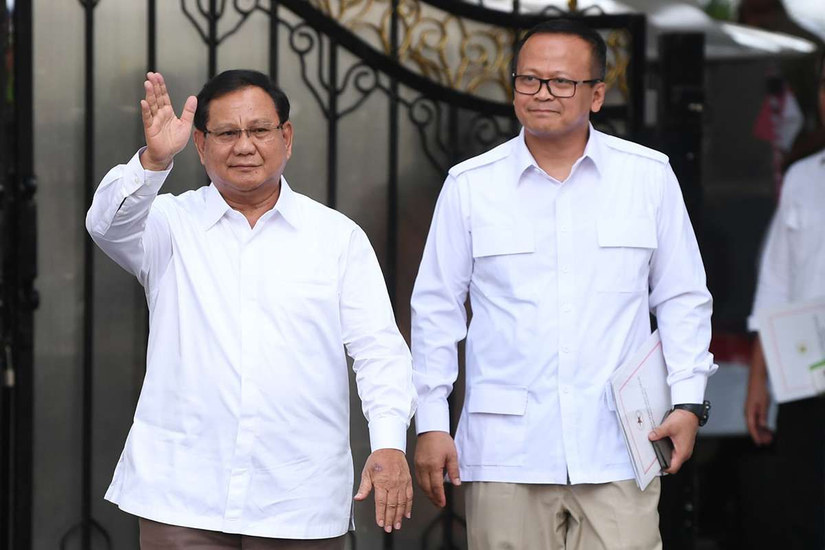 Ketua Umum Partai Gerindra Prabowo Subianto (kanan) didampingi Wakil Ketua Umum Edhy Prabowo melambaikan tangan saat meninggalkan kompleks Istana Kepresidenan, Jakarta, Senin (21/10/2019). Prabowo mengaku siap membantu di Kabinet Jokowi dalam periode pemerintahan 2019-2024. 