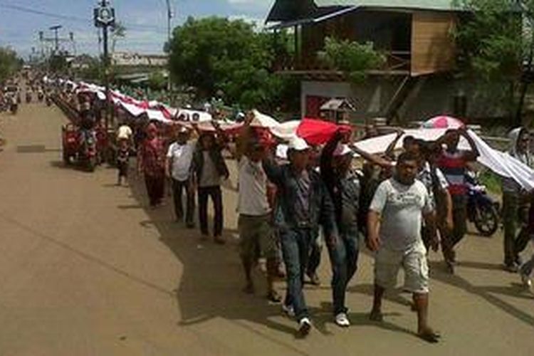 Aksi massa menolak penetapan Bupati dan Wakil Bupati Pulau Morotai terkait kasus penutupan sementara PT MMC oleh KNPI dan masyarakat Morotai dengan membentangkan kain putih sepanjang 1 kilometer untuk ditandatangani.