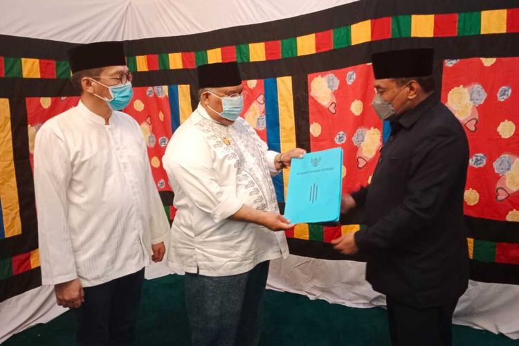 Gubernur Ali Mazi memberikan Surat Keputusan (SK) pelaksana tugas walikota kepada La Ode Ahmad Monianse di rumah dinas Walikota Baubau, Jumat (14/01/2022) malam.