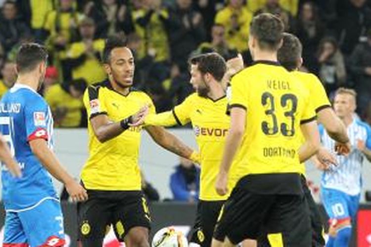 Striker Borussia Dortmund asal Gabon, Pierre-Emerick Aubameyang, mencetak gol penyama untuk mengubah skor menjadi 1-1 pada laga Bundesliga melawan TSG 1899 Hoffenheim di Sinsheim, Rabu (23/9/2015).