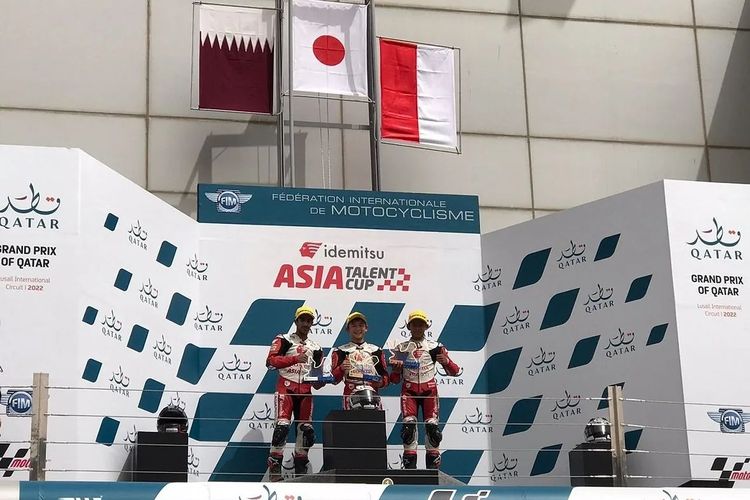 Bendera Merah Putih berkibat di Sirkuit Internasional Lusail, Qatar, seusai pebalap muda Indonesia, Veda Ega Pratama, finis di urutan ketiga pada balapan kedua seri pertama Idemitsu Asia Talent Cup (IATC) 2022, Minggu (6/3/2022).