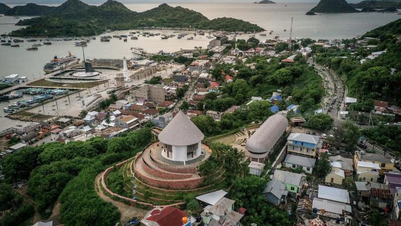 Labuan Bajo terpilih menjadi salah satu lokasi side event G20 2022. Berbagai hal telah dipersiapkan dengan matang, termasuk pemanfaatan Creative Hub Puncak Waringin untuk membangkitkan laju ekonomi kreatif di Labuan Bajo.