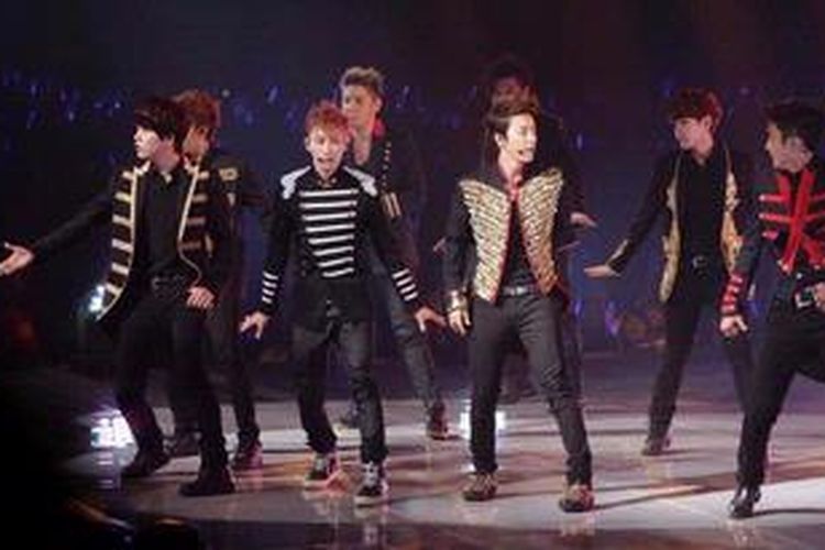 Aksi para personel boyband asal Korea Selatan, Super Junior dalam konser Super Show 5 di Mata Elang International Stadium, Ancol, Jakarta Utara, Sabtu (1/6/2013). Konser ini dilakukan sebanyak dua kali yaitu Sabtu dan Minggu sekaligus untuk merayakan ulang tahun Elf (penggemar Super Junior) Indonesia. KOMPAS IMAGES/RODERICK ADRIAN MOZES