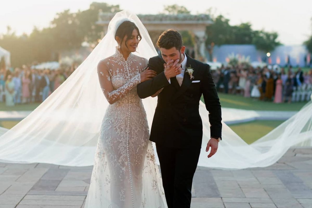 Priyanka Chopra dan Nick Jonas pada hari pernikahan mereka.