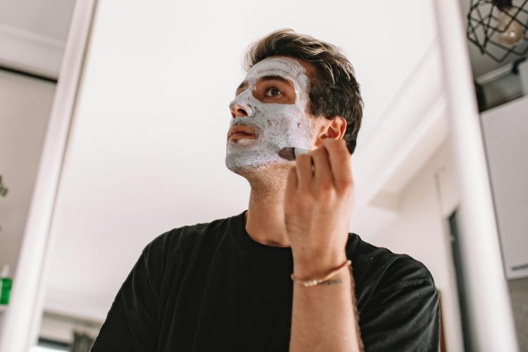 Ilustrasi pria mengenakan masker eksfoliasi