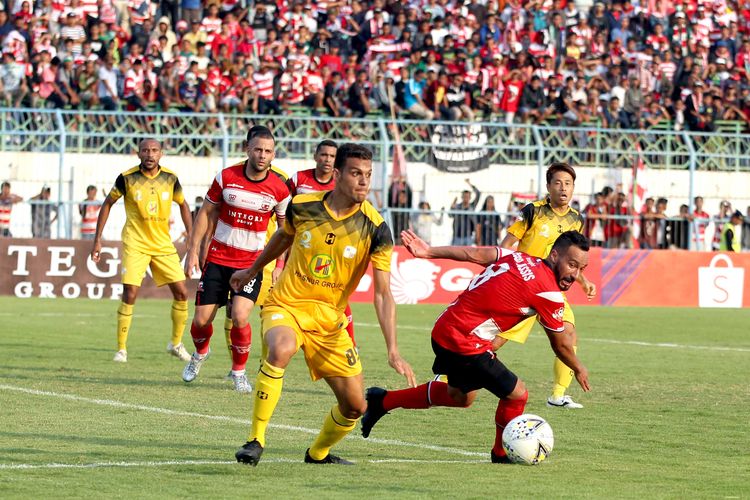 Pemain asing Madura United, Diego Assis (kanan) berebut bola dengan Pemain Barito Putera Casio de Jesus (kiri) pada Pekan 18 Liga 1 2019 yang berakhir dengan skor 2-2 di Stadion Gelora Bangkalan, Jawa Timur, Sabtu (14/09/2019) sore. 