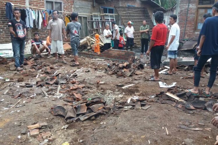 Warga dan perangkat desa membersihkan material rumah milik Kasirun (35) di Desa Keduwang RT 4 RW 2, Kecamatan Susukan, Banjarnegara, Jawa Tengah yang ambruk saat tengah dibedah, Minggu (19/11/2017).