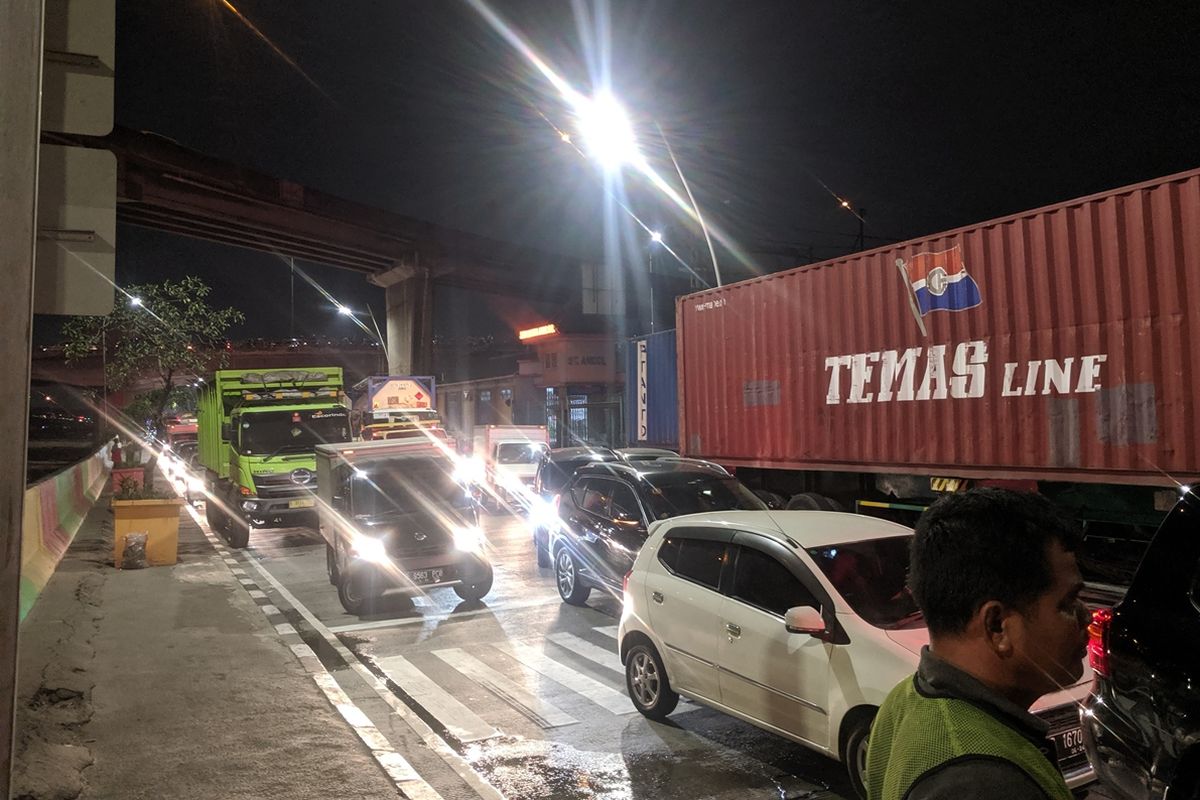 Jalan RE Martadinata lumpuh akibat kenakaran di samping Stasiun Ancol, Jakarta Utara pada Kamis (26/9/2019) malam.