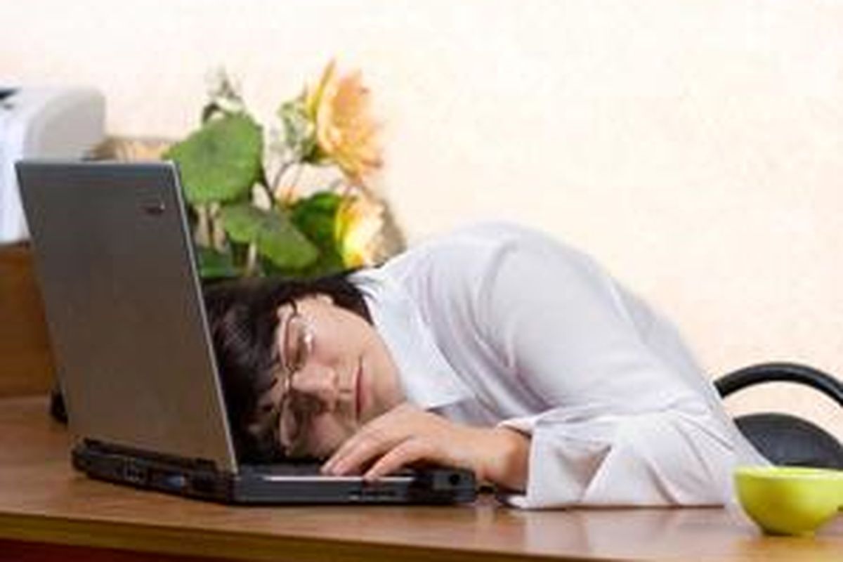 Sesuaikan jam tidur untuk membantu tubuh lebih segar di siang hari. 