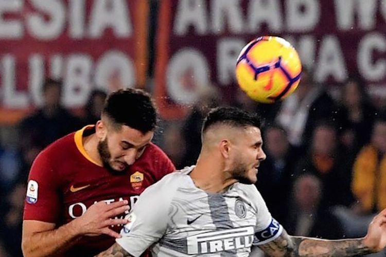 Konstantinos Manolas dan Mauro Icardi berduel dalam memenangi bola di udara dalam laga AS Roma vs Inter Milan pada lanjutan Serie A Liga Italia di Stadion Olimpico, 2 Desember 2018. 