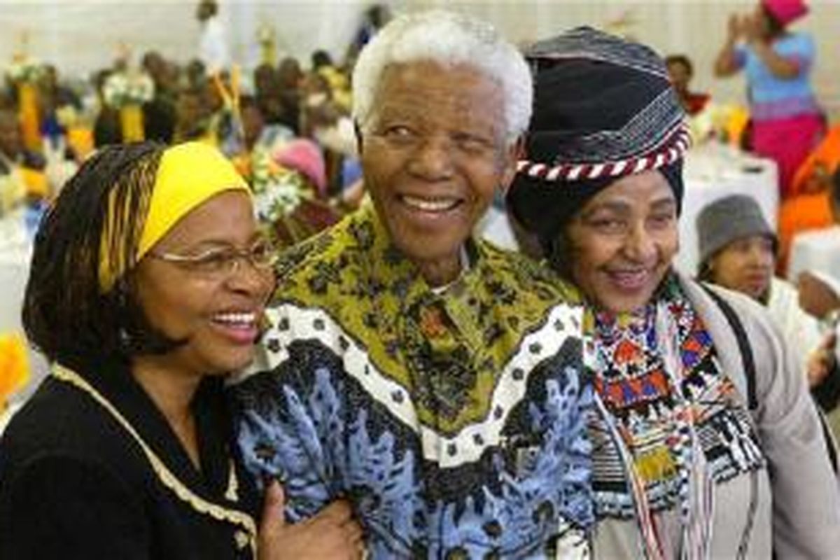 Mantan Presiden Afrika Selatan Nelson Mandela bersama istrinya Graca Machel (kiri) dan mantan istrinya Winnie Madikizela Mandela