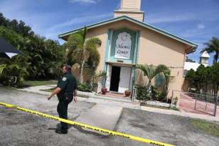 Polisi berjaga di sekitar masjid Fort Piece, Florida yang dibakar orang tak dikenal pada Senin dini hari waktu setempat. Masjid ini diketahui sebagai tempat Omar Mateen, pelaku penembakan klub malam di Orlando, beribadah.