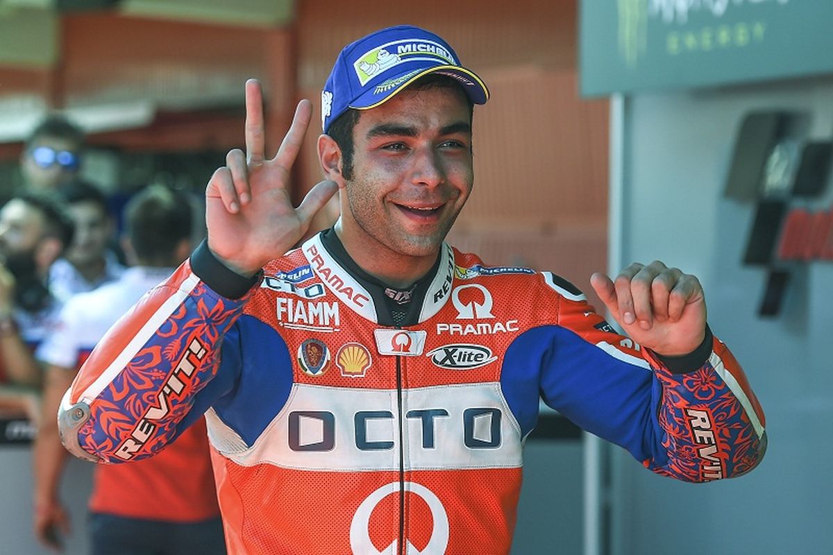 Pebalap OCTO Pramac Racing asal Italia, Danilo Petrucci, melakukan selebrasi setelah menjalani sesi kualifikasi GP Catalunya, 10 Juni 2017.