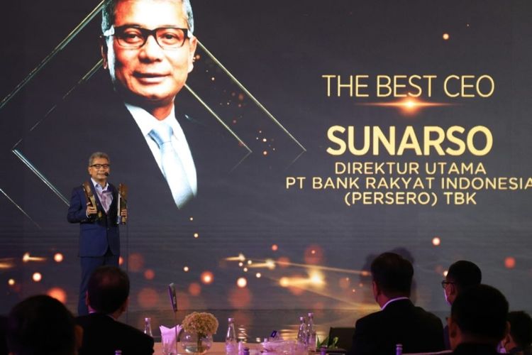 Direktur Utama BRI Sunarso saat menerima dua penghargaan dalam CNBC Indonesia Awards.