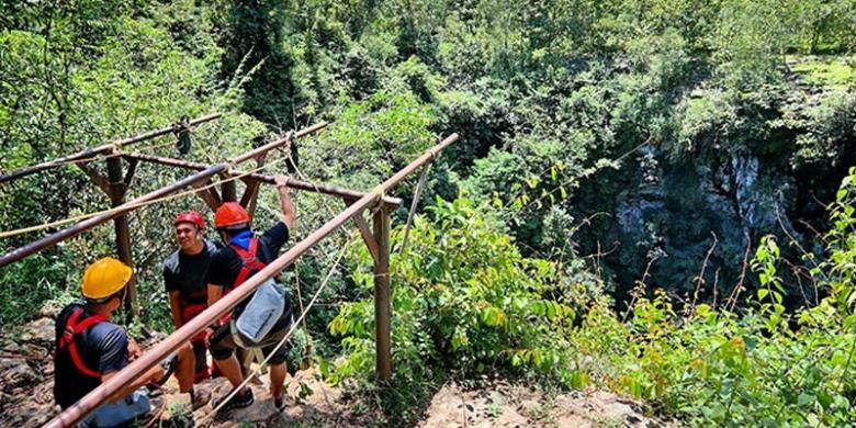 Goa Jomblang di Kabupaten Gunungkidul, DIY.