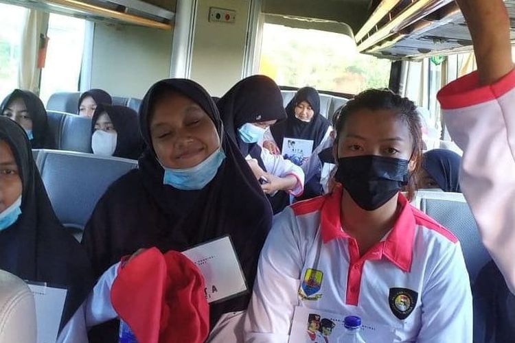 Desta Veny Rahayu saat berada dalam bus angkutan usai latihan baris berbaris di Lapangan Kantor Gubernur Jambi, Jumat (6/8/2021)