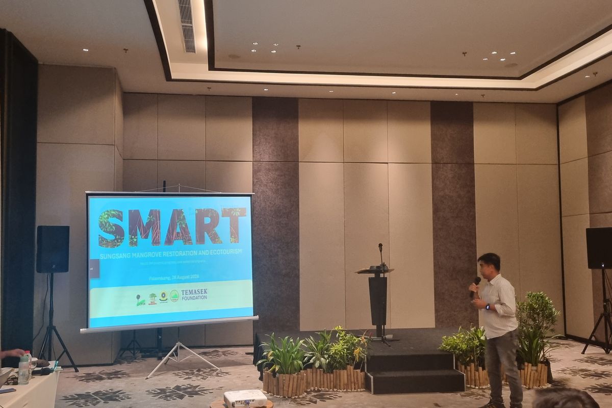 Country Director Center for International Forestry Research-World Agroforestry (CIFOR-ICRAF) Indonesia Programme Herry Purnomo memaparkan program Sungsang&nbsp;Mangrove Restoration and Ecotourism (SMART) di Palembang, Sumatera Selatan, Selasa (28/8/2024).