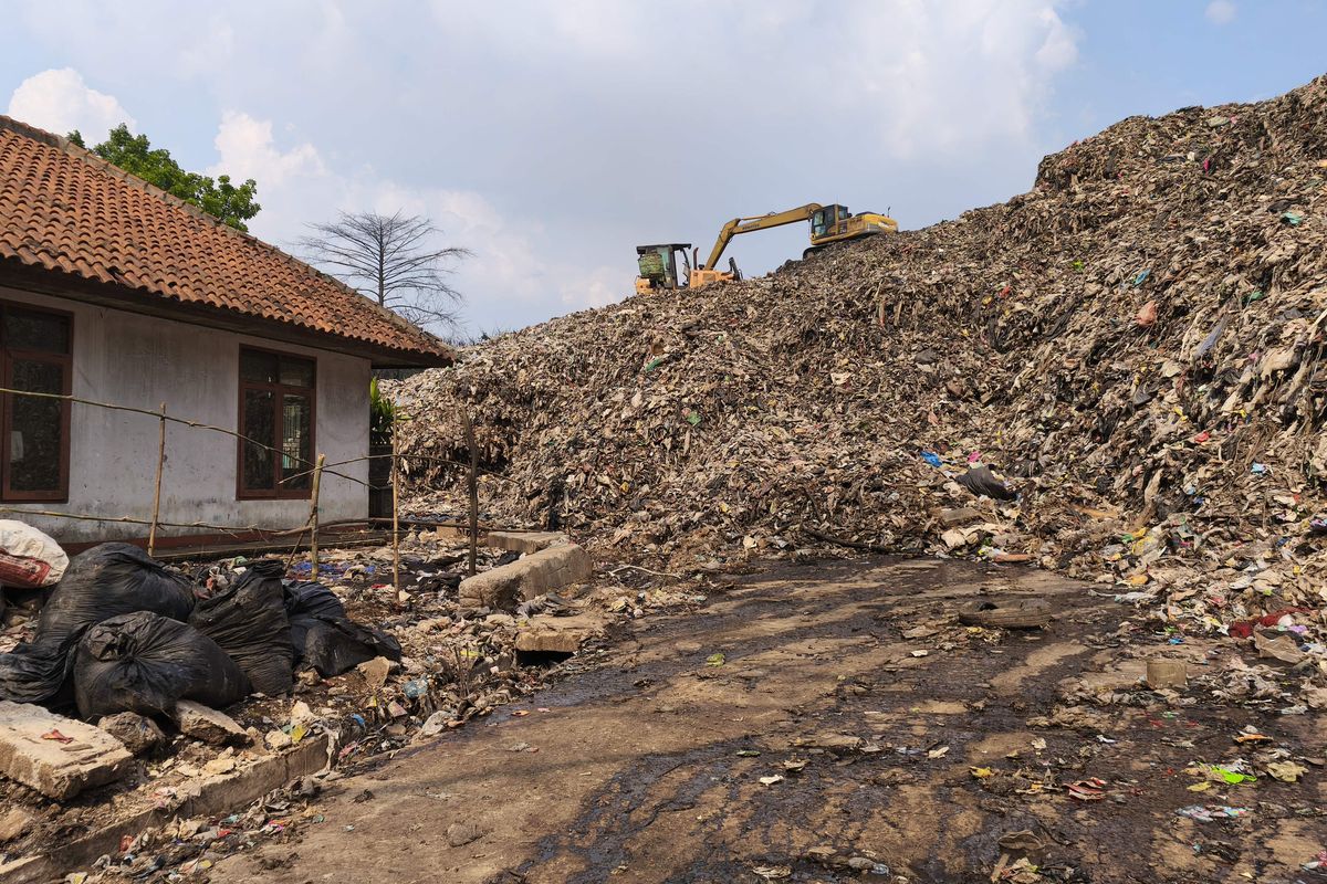 Kondisi sampah di TPA Cipeucang, Serpong, Tangerang Selatan yang kian menggunung hingga melebihi atap rumah.