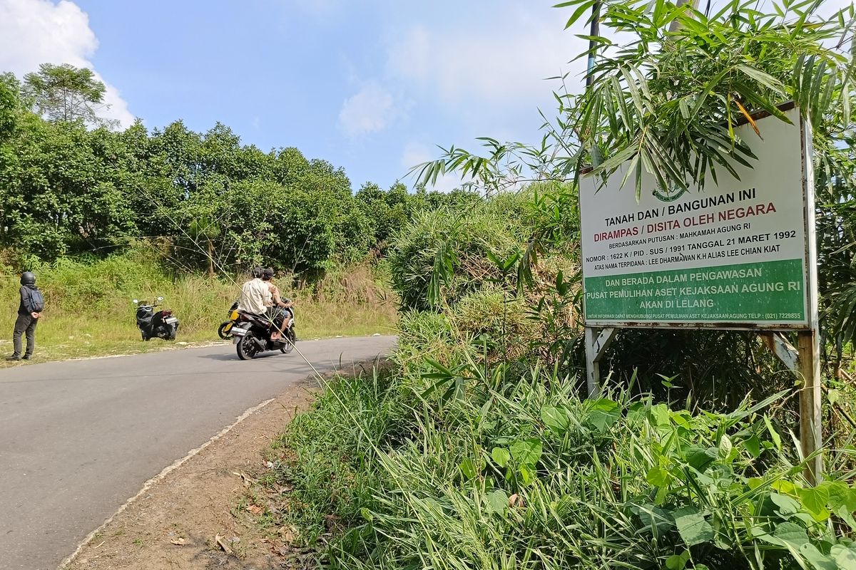 Salah satu plang penyitaan lahan dalam kasus BLBI di wilayah Desa Sukaharja, Kecamatan Sukamakmur, Kabupaten Bogor.