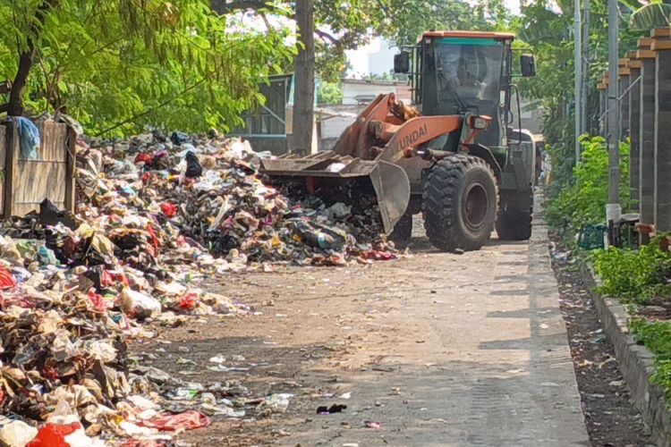 Akar Masalah Tumpukan Sampah Meluber Sepanjang Jalan di Cakung Jaktim