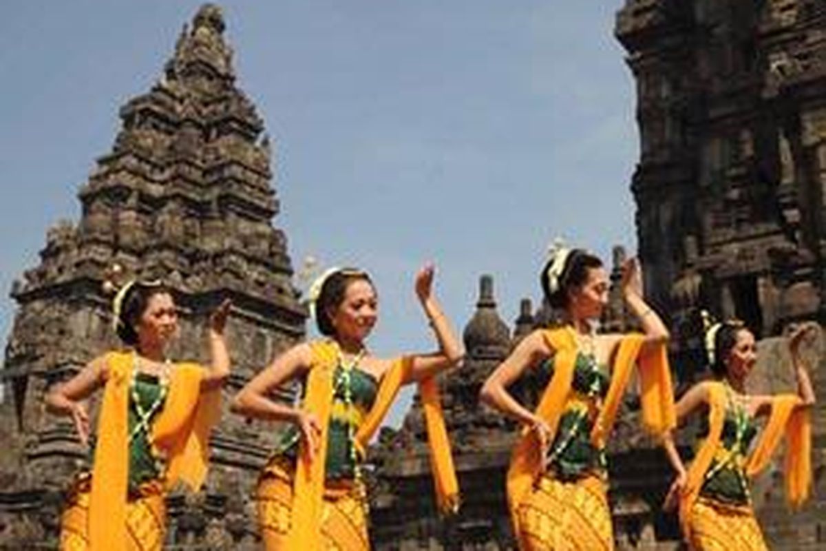 Penari dari sanggar Jen Sari Laras menyambut para tamu undangan dengan tari Gambyong dalam Pembukaan Kembali  Candi Garuda Pascagempa 2006 di Kompleks Candi Prambanan Yogyakarta, Sabtu (26/7).
