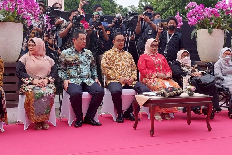 Gubernur DKI Jakarta Anies Baswedan seusai meninggalkan massa aksi yang sedang berunjuk rasa di Balai Kota DKI Jakarta, Jakarta Pusat, Jumat (14/10/2022) sore.