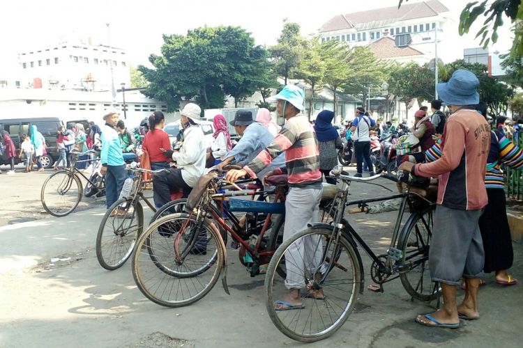 Barisan tukang ojek sepeda yang menanti penumpang di depan Stasiun Jakarta Kota, Jakarta Barat, Selasa (4/7/2017).