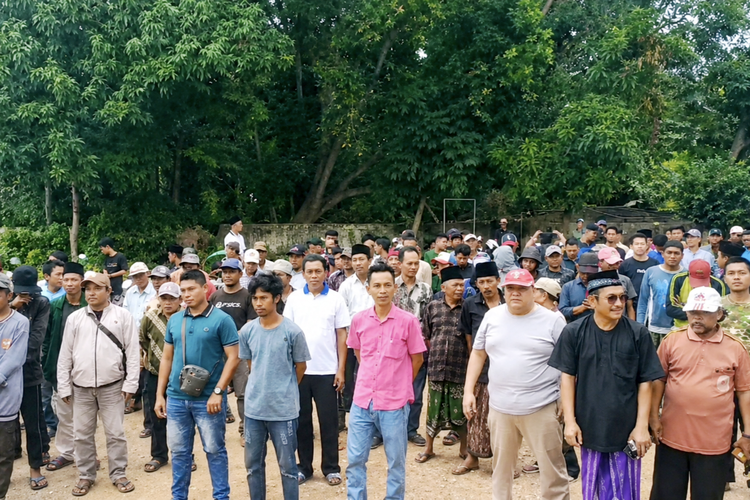 Ratusan buruh dan tukang becak yang akan berangkat ke Jakarta