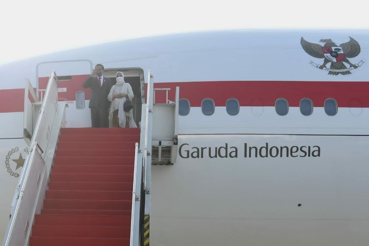 Presiden Joko Widodo beserta Ibu Iriana Joko Widodo saat akan bertolak dari Bandara Soekarno-Hatta menuju Washington DC, Amerika Serikat (AS), pada Selasa pagi (10/5/2022).