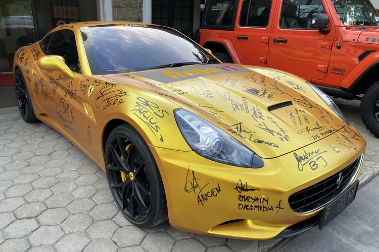 Mobil Ferrari California milik Basuki Surodjo yang dipenuhi tanda tangan