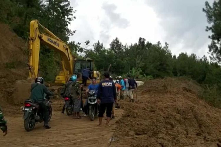 Alat berat diterjunkan untuk membuka akses jalan penghubung Banjarnegara-Kebumen, Jawa Tengah, yang tertutup material longsor, Senin (5/12/2022).