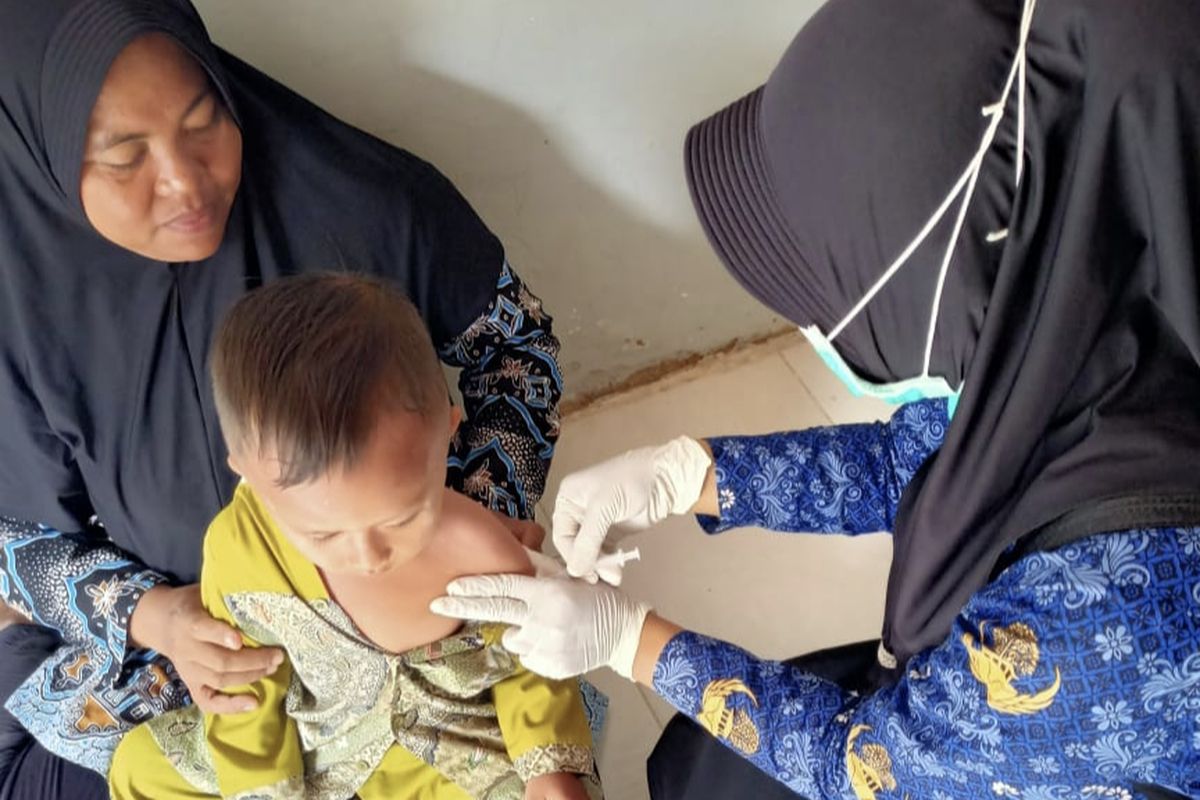 Petugas kesehatan melakukan imunisasi tambahan di Kecamatan Pasean Pamekasan, Sabtu (20/9/2025)