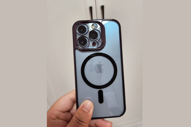 iPhone 13 Pro dibalut casing iPhone 14 Pro