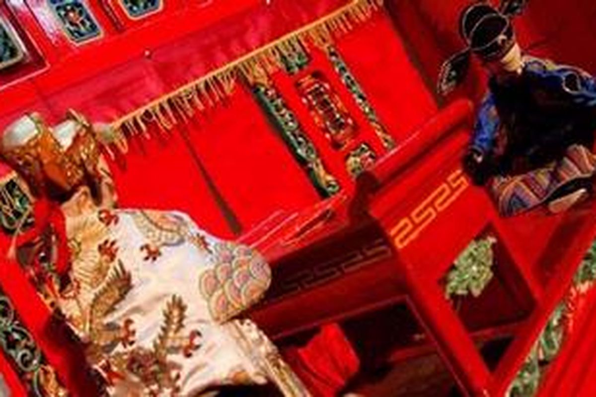 Pertunjukan wayang potehi yang digelar dalam acara The Art of Dragon Year, di Mall Ciputra, Jakarta, Jumat (13/1/2012). Sejumlah pusat perbelanjaan telah menghias dengan pernak pernik Imlek untuk promosi menarik pengunjung.