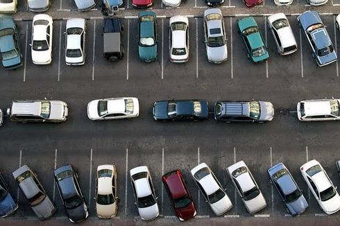 Prosedur Parkir Mobil Paralel yang Benar, Jangan Susahkan Orang Lain